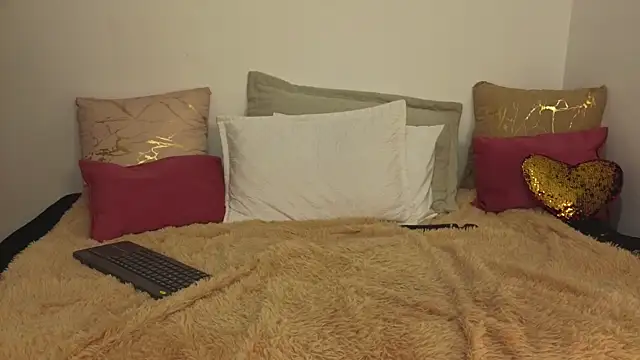 Natasha Kinski online show from 10/15/25, 08:42