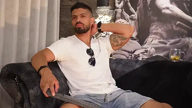 Snapshot of DannSaenz chatting on 11/21/25, 04:16 DannSaenz online show from 11/21/25, 04:16