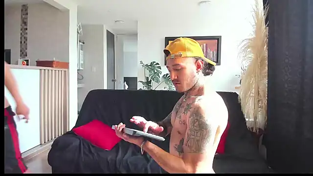 MARCELOANDLUCIAN online show from 02/24/25, 10:36