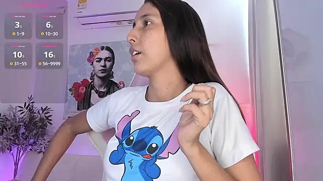 Snapshot of aleja_rythm chatting on 02/04/25, 08:17 aleja rythm online show from 02/04/25, 08:17