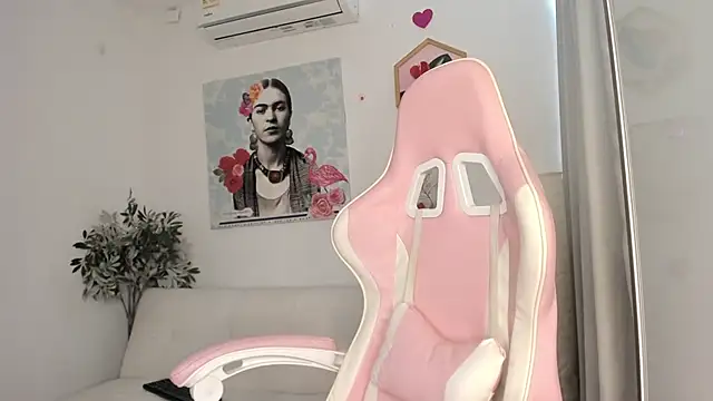 Snapshot of aleja_rythm chatting on 02/22/25, 07:58 aleja rythm online show from 02/22/25, 07:58