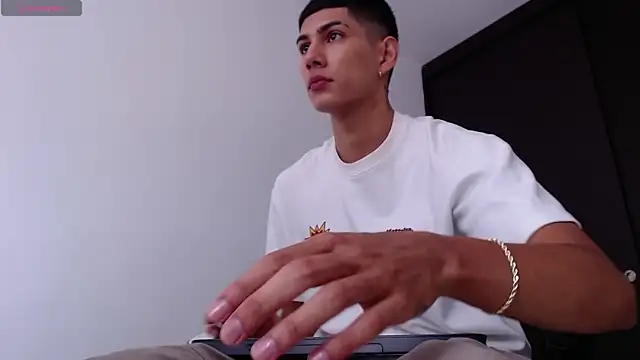 Snapshot of Valerio_20 chatting on 02/11/25, 03:40 Valerio 20 online show from 02/11/25, 03:40