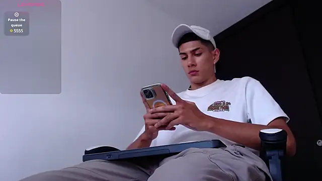 Snapshot of Valerio_20 chatting on 02/11/25, 07:48 Valerio 20 online show from 02/11/25, 07:48