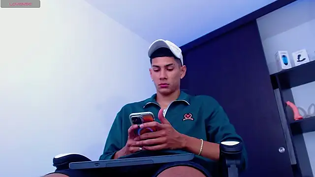 Snapshot of Valerio_20 chatting on 02/12/25, 06:30 Valerio 20 online show from 02/12/25, 06:30