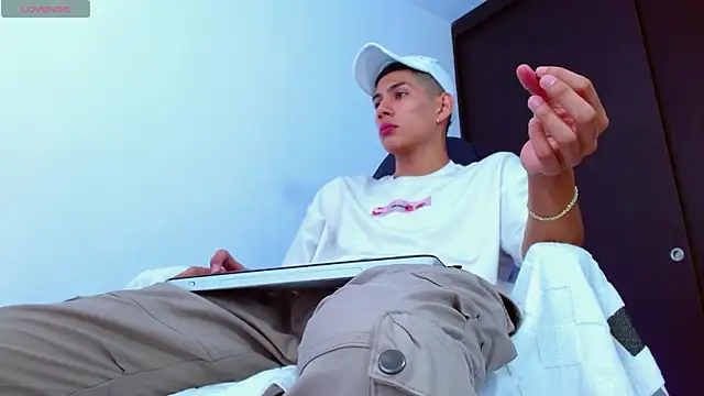 Snapshot of Valerio_20 chatting on 03/18/25, 03:31 Valerio 20 online show from 03/18/25, 03:31