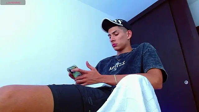 Snapshot of Valerio_20 chatting on 03/19/25, 07:38 Valerio 20 online show from 03/19/25, 07:38