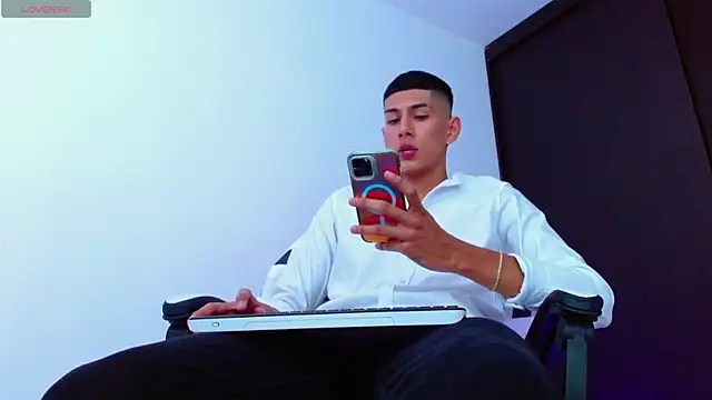 Snapshot of Valerio_20 chatting on 03/21/25, 07:02 Valerio 20 online show from 03/21/25, 07:02