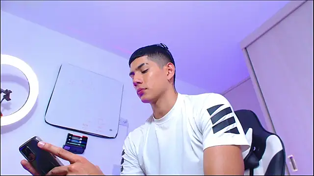 Snapshot of Valerio_20 chatting on 05/21/26, 10:17 Valerio 20 online show from 05/21/26, 10:17