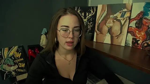 Snapshot of luxie_milady chatting on 10/31/25, 01:45 luxie milady online show from 10/31/25, 01:45