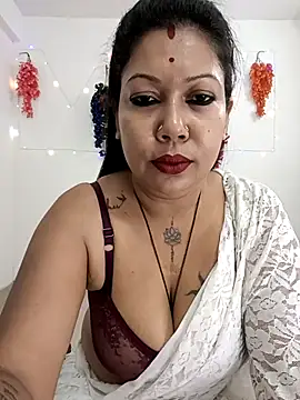 Snapshot of YOUR_LOVELY-40 chatting on 10/24/25, 11:39 YOUR LOVELY-40 online show from 10/24/25, 11:39