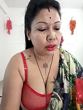 Snapshot of YOUR_LOVELY-40 chatting on 10/30/25, 04:25 YOUR LOVELY-40 online show from 10/30/25, 04:25