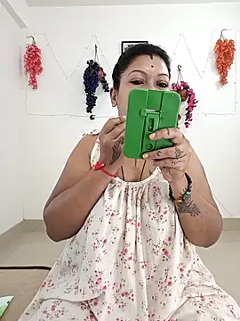 Snapshot of YOUR_LOVELY-40 chatting on 11/11/25, 03:17 YOUR LOVELY-40 online show from 11/11/25, 03:17