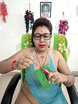 Snapshot of YOUR_LOVELY-40 chatting on 02/11/26, 08:14 YOUR LOVELY-40 online show from 02/11/26, 08:14