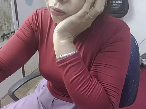 JuliaCiona online show from 11/11/25, 04:01