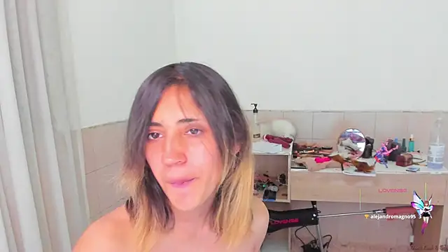 Snapshot of linnie_ chatting on 09/19/25, 10:21 linnie online show from 09/19/25, 10:21