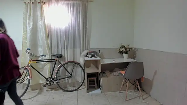 Snapshot of linnie_ chatting on 10/29/25, 04:31 linnie online show from 10/29/25, 04:31