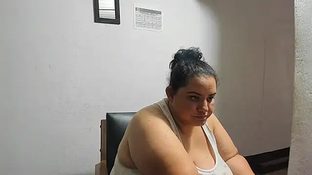Snapshot of tetasgrandes_karol chatting on 04/14/26, 02:45 tetasgrandes karol online show from 04/14/26, 02:45