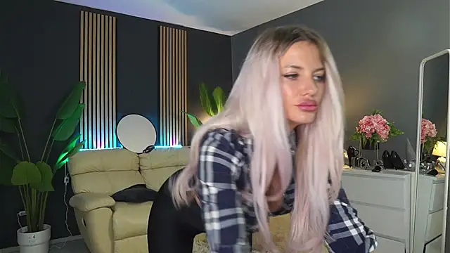 Snapshot of SweetBlondy35 chatting on 04/21/26, 03:50 SweetBlondy35 online show from 04/21/26, 03:50