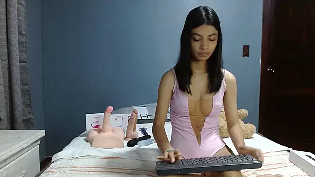 Snapshot of LiaOrtiz69 chatting on 12/07/24, 12:19 LiaOrtiz69 online show from 12/07/24, 12:19