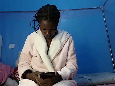 TrishaKalid online show from 10/12/25, 07:13