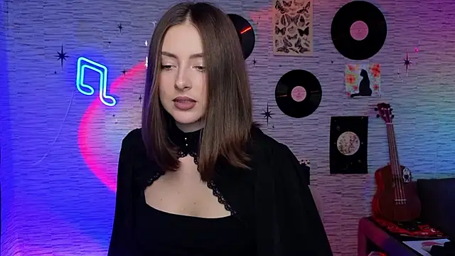 Snapshot of GloriaElmer chatting on 12/02/24, 03:25 GloriaElmer online show from 12/02/24, 03:25