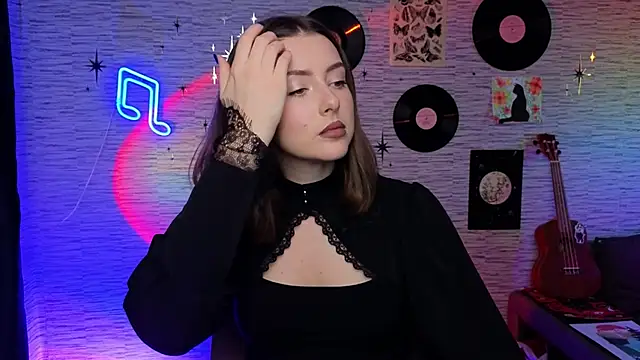 Snapshot of GloriaElmer chatting on 12/02/24, 06:32 GloriaElmer online show from 12/02/24, 06:32