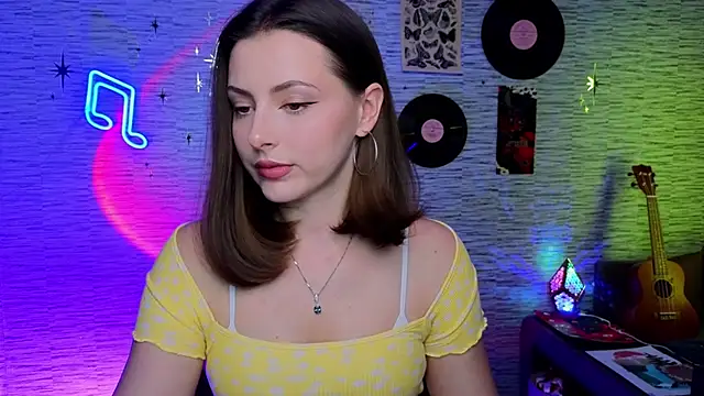 Snapshot of GloriaElmer chatting on 02/07/25, 09:05 GloriaElmer online show from 02/07/25, 09:05