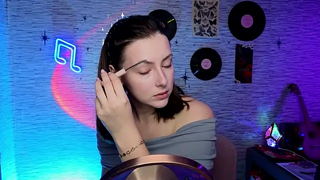 Snapshot of GloriaElmer chatting on 03/04/25, 06:26 GloriaElmer online show from 03/04/25, 06:26