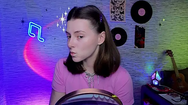 Snapshot of GloriaElmer chatting on 03/11/25, 06:32 GloriaElmer online show from 03/11/25, 06:32