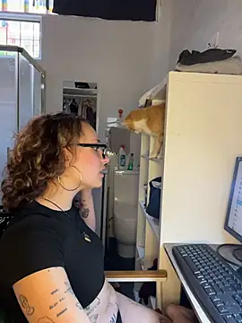 Snapshot of Hawitxui chatting on 11/11/25, 10:37 Hawitxui online show from 11/11/25, 10:37