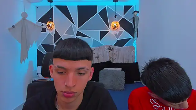 Snapshot of Juan_Nd_Steven chatting on 10/31/25, 04:57 Juan Nd Steven online show from 10/31/25, 04:57