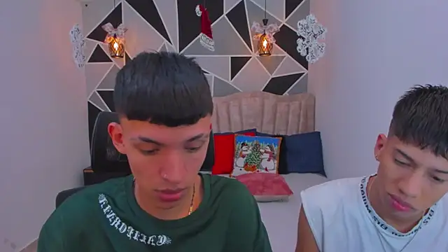 Snapshot of Juan_Nd_Steven chatting on 12/17/25, 05:02 Juan Nd Steven online show from 12/17/25, 05:02