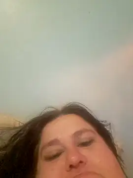 Snapshot of mcv131985 chatting on 12/17/24, 04:23 mcv131985 online show from 12/17/24, 04:23