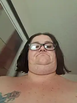 Snapshot of mcv131985 chatting on 12/31/24, 04:57 mcv131985 online show from 12/31/24, 04:57