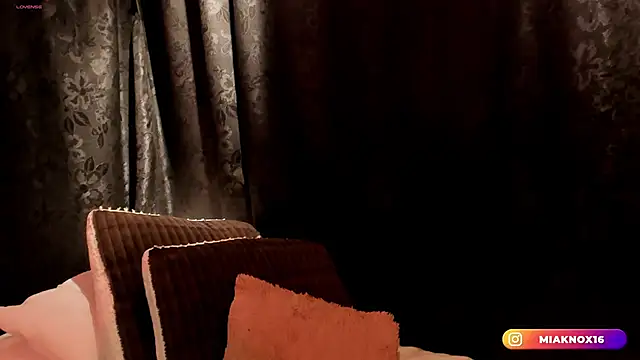 Snapshot of MiaKnox chatting on 03/09/26, 12:03 MiaKnox online show from 03/09/26, 12:03