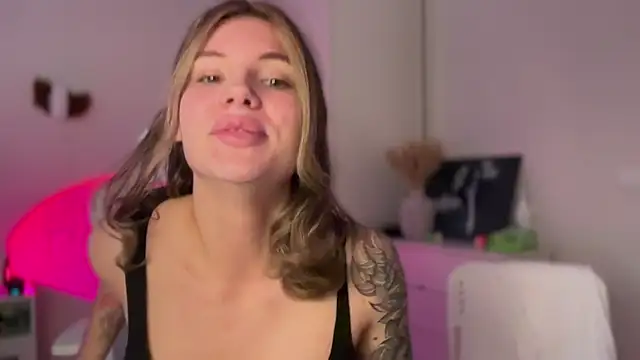 Snapshot of KesandAlex chatting on 03/05/26, 08:43 KesandAlex online show from 03/05/26, 08:43