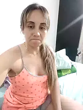 Snapshot of Isabel23zr chatting on 01/07/25, 04:39 Isabel23zr online show from 01/07/25, 04:39