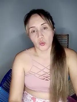 Snapshot of Isabel23zr chatting on 03/08/25, 03:28 Isabel23zr online show from 03/08/25, 03:28