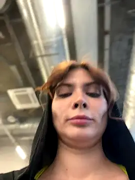 Snapshot of Accole chatting on 12/14/25, 09:25 Accole online show from 12/14/25, 09:25