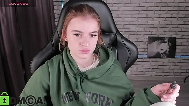 Snapshot of Stacey_Brown chatting on 12/21/25, 01:24 Stacey Brown online show from 12/21/25, 01:24