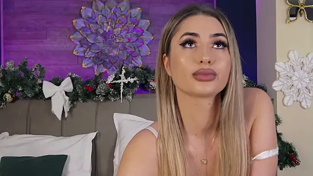 Snapshot of LoraDevine chatting on 12/19/25, 08:38 LoraDevine online show from 12/19/25, 08:38