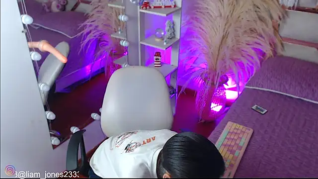 Jonesliam23 online show from 12/13/25, 07:53