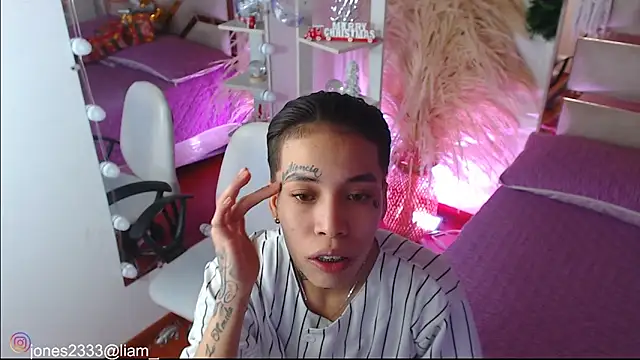 Snapshot of Jonesliam23 chatting on 12/18/25, 07:20 Jonesliam23 online show from 12/18/25, 07:20