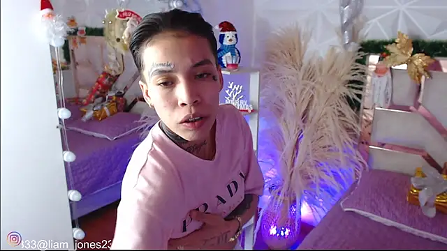 Snapshot of Jonesliam23 chatting on 12/19/25, 07:43 Jonesliam23 online show from 12/19/25, 07:43