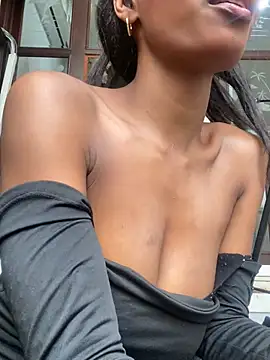 Snapshot of adaraSmiith chatting on 12/12/24, 08:43 adaraSmiith online show from 12/12/24, 08:43