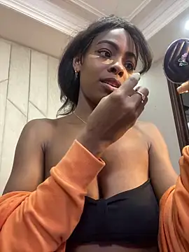 Snapshot of adaraSmiith chatting on 12/16/24, 12:38 adaraSmiith online show from 12/16/24, 12:38