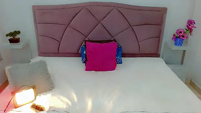 Snapshot of laura_sweett120 chatting on 02/12/25, 04:01 laura sweett120 online show from 02/12/25, 04:01