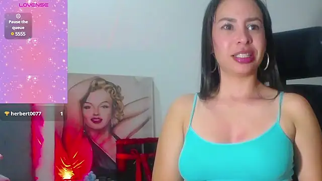 Snapshot of Shantalhotx69 chatting on 01/11/25, 12:01 Shantalhotx69 online show from 01/11/25, 12:01