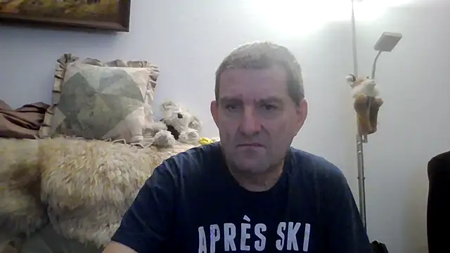 Snapshot of Lutzi1 chatting on 02/11/25, 07:27 Lutzi1 online show from 02/11/25, 07:27
