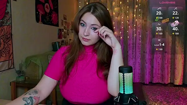 Snapshot of LisaCase chatting on 09/27/25, 12:32 LisaCase online show from 09/27/25, 12:32